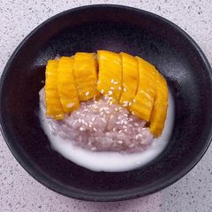 A picture of Thai mango sticky rice (khao niaow ma muang - ข้าวเหนียวมะม่วง).