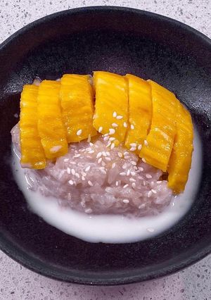 A picture of Thai mango sticky rice (khao niaow ma muang - ข้าวเหนียวมะม่วง).
