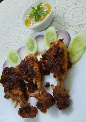 A picture of Leg piece fry with Hummus.