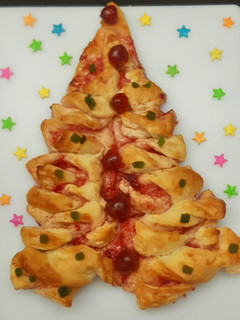 જામ ફીલ્ડ ક્રીસમસ ટ્રી બ્રેડ (Jam Filled Christmas Tree Bread Recipe In Gujarati) રેસીપી મુખ્ય ફોટો