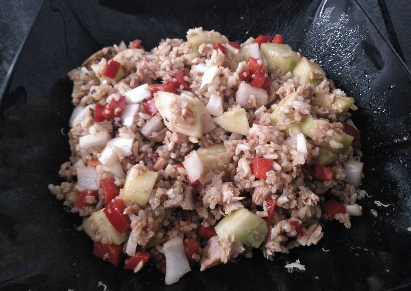 Ensalada de quinoa con arroz integral y verdura