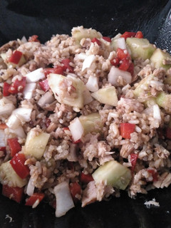 Una foto de Ensalada de quinoa con arroz integral y verdura