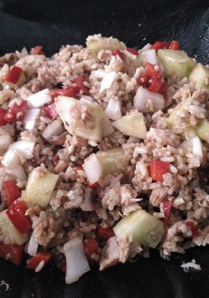 Una foto de Ensalada de quinoa con arroz integral y verdura