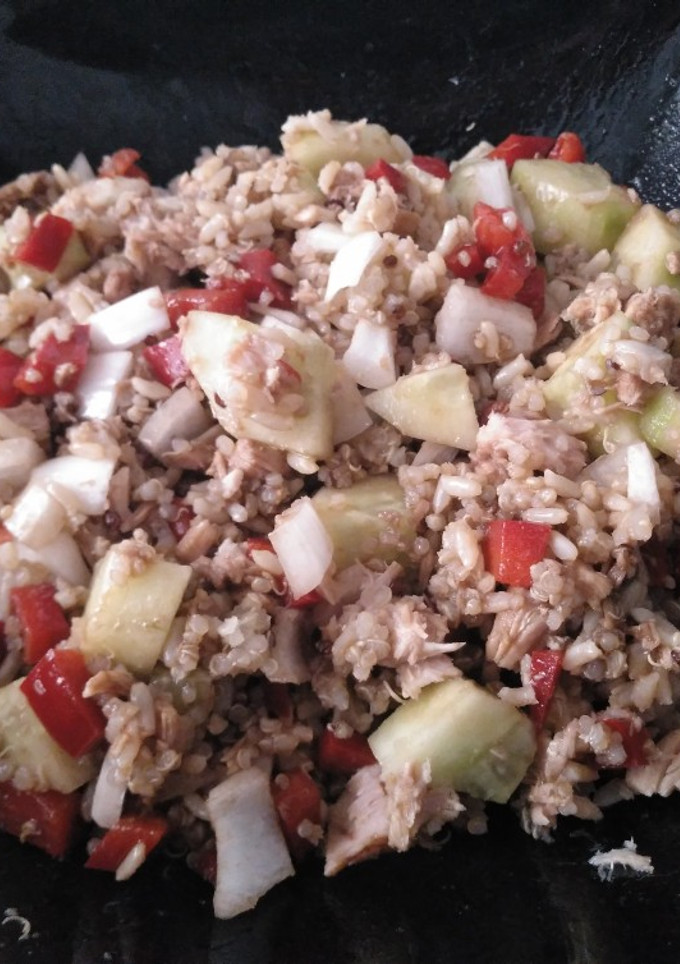 Una foto de Ensalada de quinoa con arroz integral y verdura