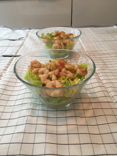 Una foto de Ensalada de gambas con crema de aguacate