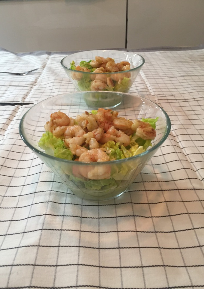 Una foto de Ensalada de gambas con crema de aguacate