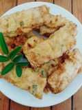Tempe tepung daun jeruk (Soybean cake fried with lime leaves)