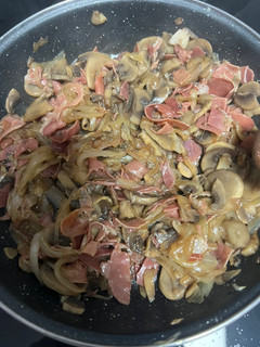 Una foto de Champiñones con cebolla y jamón