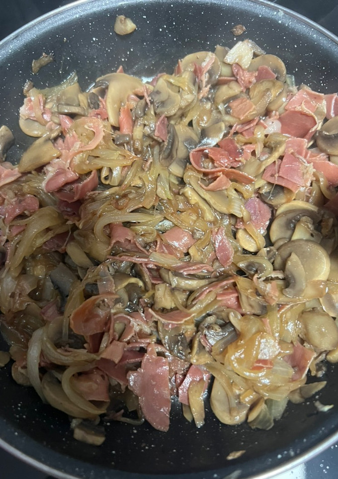 Una foto de Champiñones con cebolla y jamón