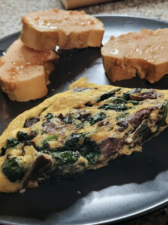 Una foto de Tortilla con boletus y espinacas