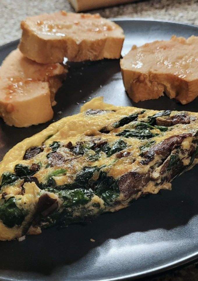 Una foto de Tortilla con boletus y espinacas