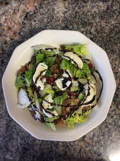 Una foto de Ensalada con granada frutos secos y queso de cabra
