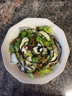Una foto de Ensalada con granada frutos secos y queso de cabra