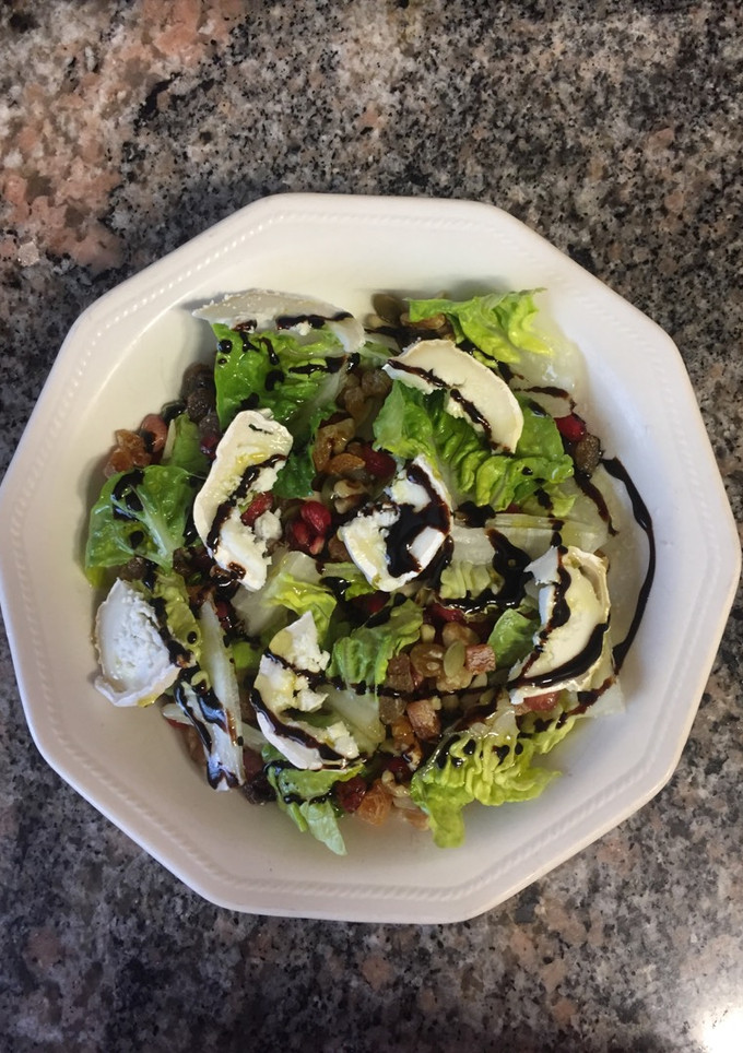 Una foto de Ensalada con granada frutos secos y queso de cabra