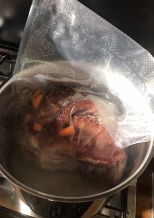 Foto di Polpo con pomodorini confit ananas e maionese di polpo