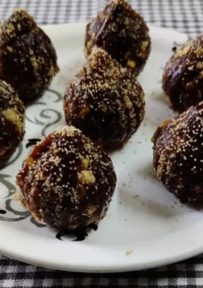 A picture of Dates & dry fruits Modak.