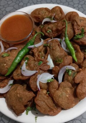 A picture of Pearl millet pakoda/fritters.