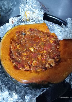 Una foto de Zapallo relleno con pollo y verduras