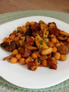 Una foto de Salteado de garbanzos y setas