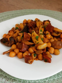 Una foto de Salteado de garbanzos y setas