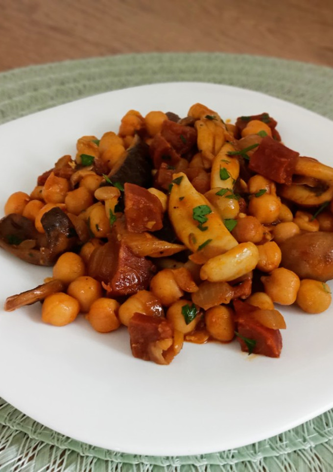 Una foto de Salteado de garbanzos y setas