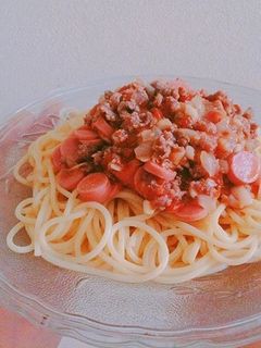 Hình của món Mỳ ý sốt cà chua thịt bằm xúc xích.
