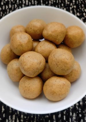 A picture of Sattu laddoo.