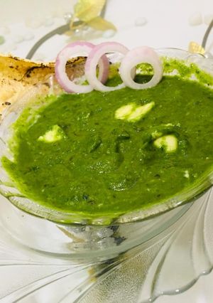A picture of Palak paneer masala.