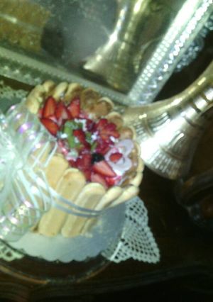 صورة لوصفة اصباع الست مع كيكة والكريمة والفواكهة