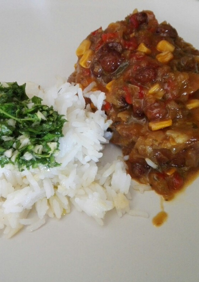 Una foto de Bondiola a la cerveza con arroz blanco al pesto