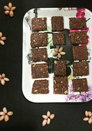 ચોકલેટ ચીક્કી (Chocolate Chikki Recipe in Gujarati) રેસીપી મુખ્ય ફોટો