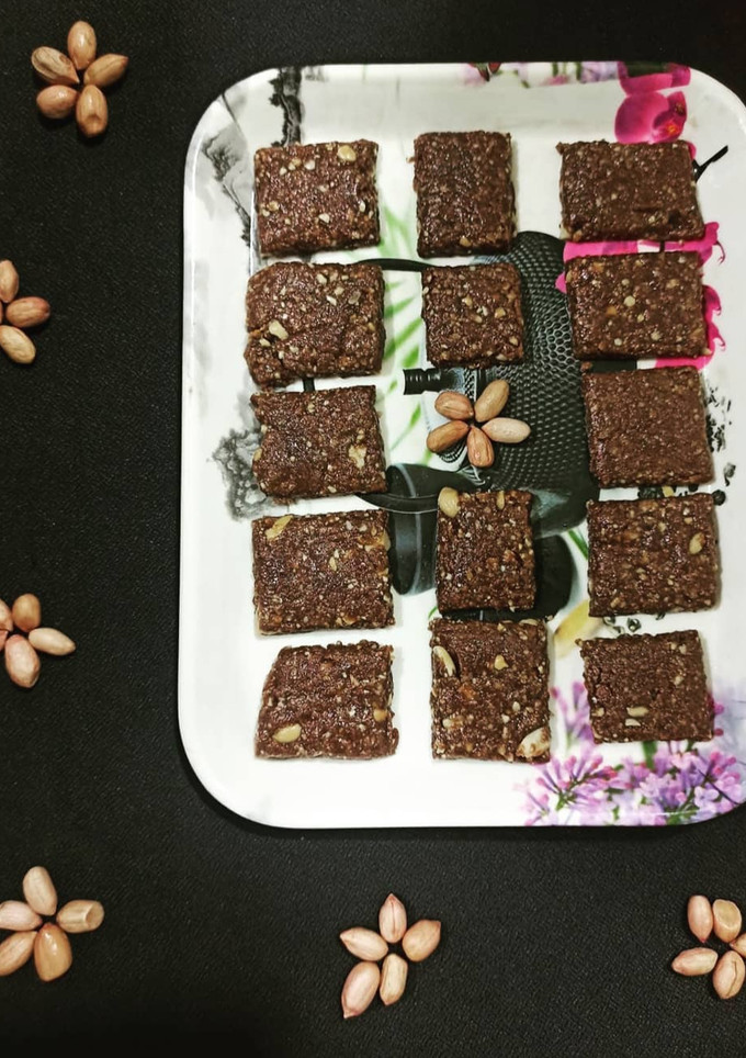 ચોકલેટ ચીક્કી (Chocolate Chikki Recipe in Gujarati) રેસીપી મુખ્ય ફોટો