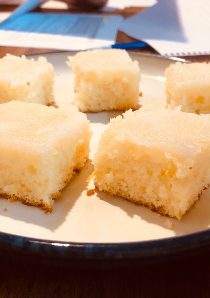 Una foto de 🍋Cuadraditos húmedos de limón 🍋