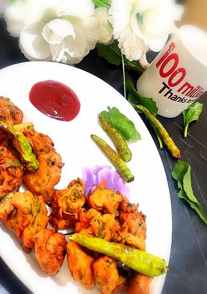 प्याज ओर पालक के पकौड़े (pyaz aur palak ke pakode recipe in Hindi) रेसिपी मुख्य फोटो
