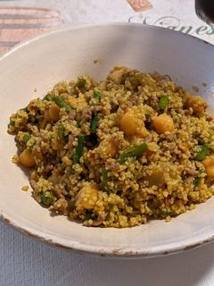 Una foto de Cous-cous con carne picada, garbanzos y trigueros al Ras-el-Hanout