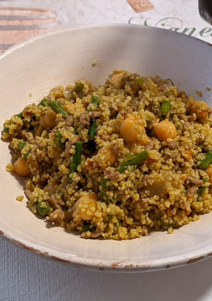 Una foto de Cous-cous con carne picada, garbanzos y trigueros al Ras-el-Hanout