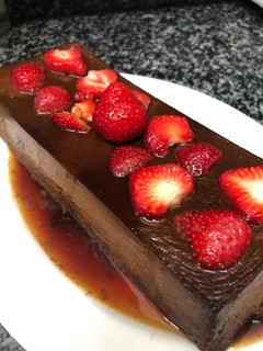 Una foto de 82. Flan de chocolate con menta y fresas (postre)