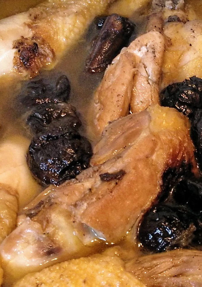 Una foto de Pollo con ciruelas