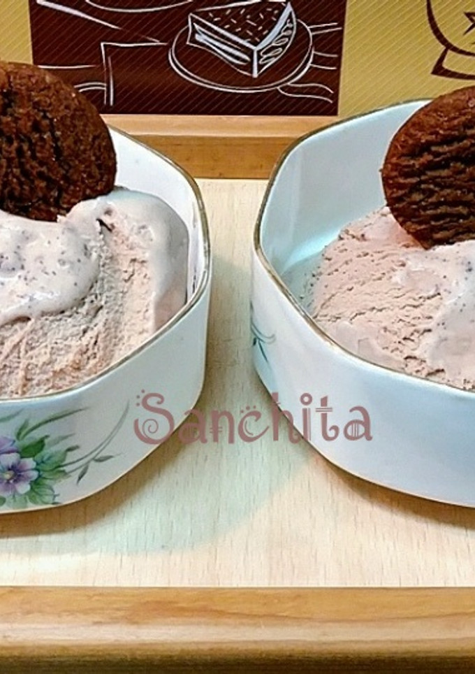 A picture of Easy Creamy Oreo Ice Cream.