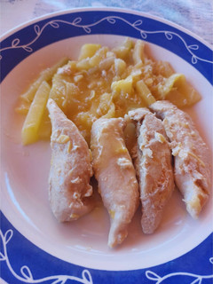 Una foto de Solomillo de pavo con calabacín en salsa de vino blanco