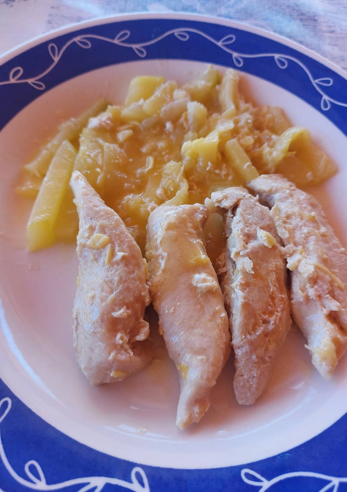 Una foto de Solomillo de pavo con calabacín en salsa de vino blanco