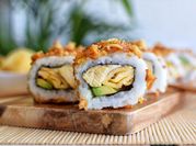 Una foto de sushi de pollo
