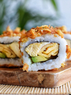 Una foto de Maki sushi con pollo | Prepara sushi en casa | DarixLab