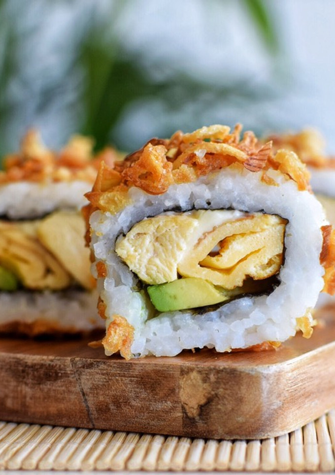Una foto de Maki sushi con pollo | Prepara sushi en casa | DarixLab