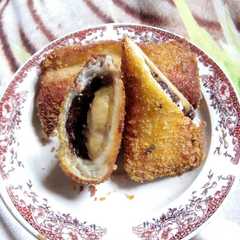 A picture of Roti Tawar goreng isi piscok.