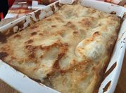 Una foto di lasagna al forno con funghi