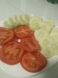 Una foto de Ensalada de tomate y pepino