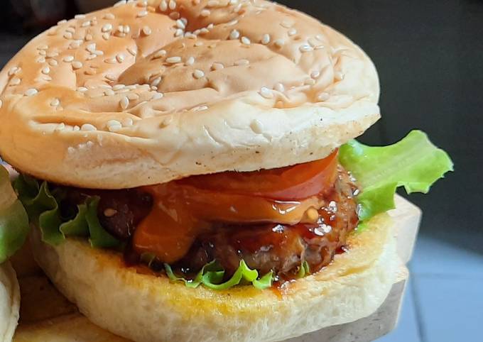 Bagaimana Membuat Beef patty burger homemade yang Enak