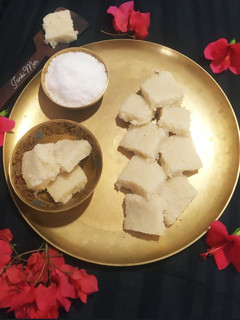 ટોપરા પાક (Topra Paak Recipe In Gujarati) રેસીપી મુખ્ય ફોટો