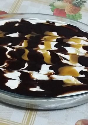 صورة لوصفة كيكة شوكولاتة باردة بالكراميل والكريمة